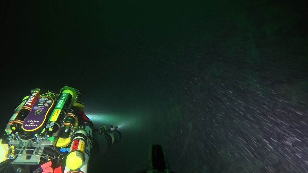 Dive with stages and a light in dark water