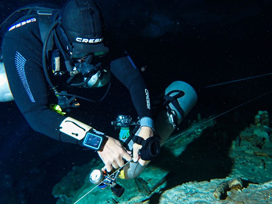 Sidemount diving, working on the line in a cave