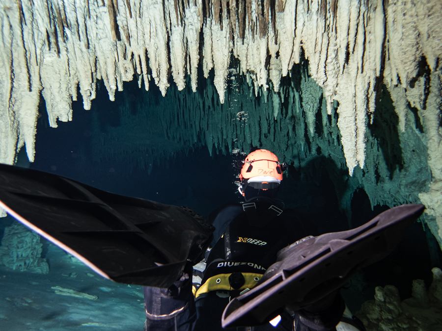 Cave dive between stalactites and stalagmites