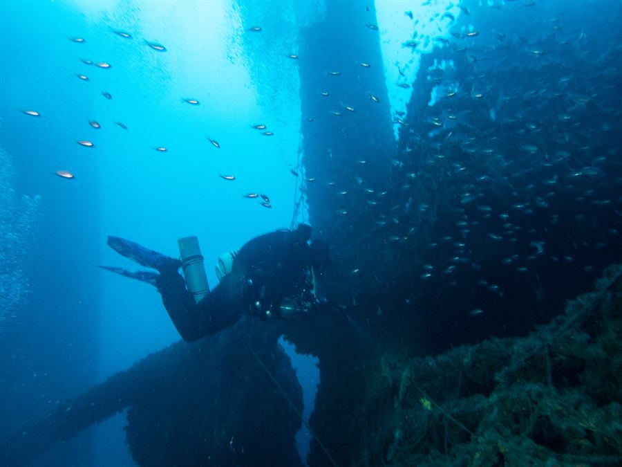 Wreck dive in blue water